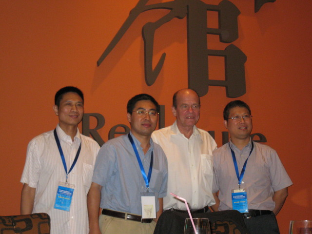 诺贝尔化学奖获得者Sharpless博士（右二）与广州生物院科学家作学术交流（2009.06.19）