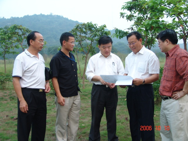 卫生部部长陈竺（时任中科院副院长）在新园区建设用地视察（2006.10.10）