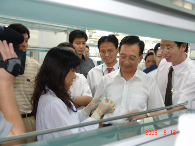 温家宝总理视察广州生物院（2005.09.12）